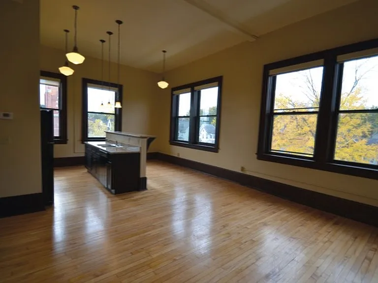 300 N Lowell Ave — Photo 2