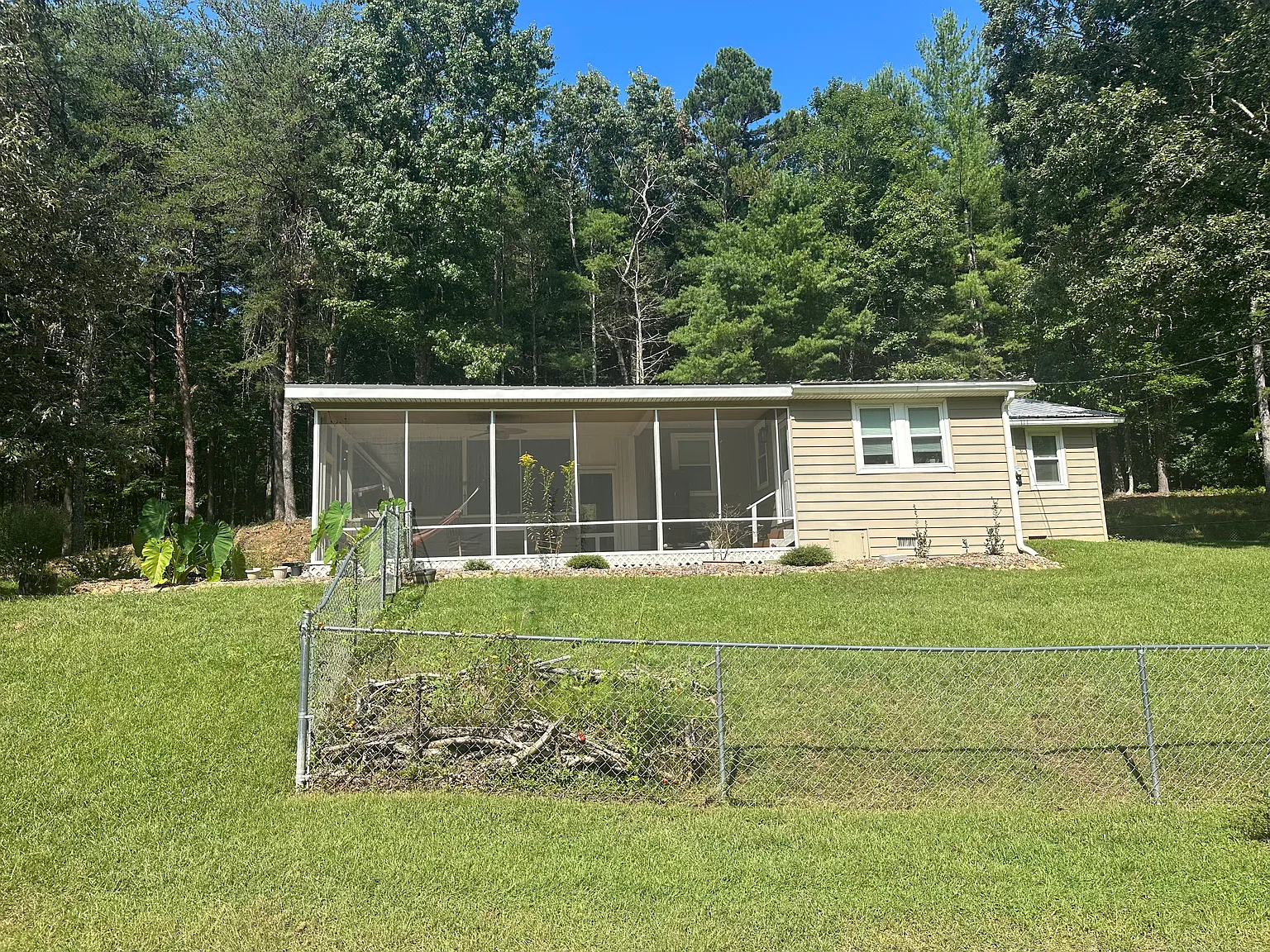 2 bed, 1.5 bath, 1004 sqft, $2,300 — Photo 2