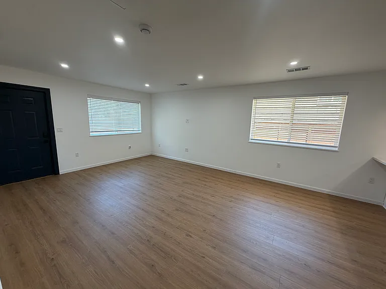 385 Irwin St #B — Photo 7