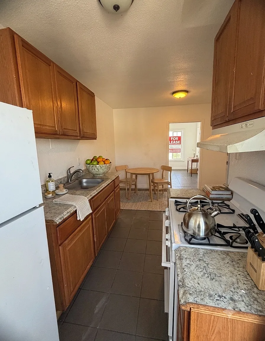 841 W. Florence Ave - Spacious 2BR/1BA Apartment in South Los Angeles | Small Pets Welcome | Prim... — Photo 4