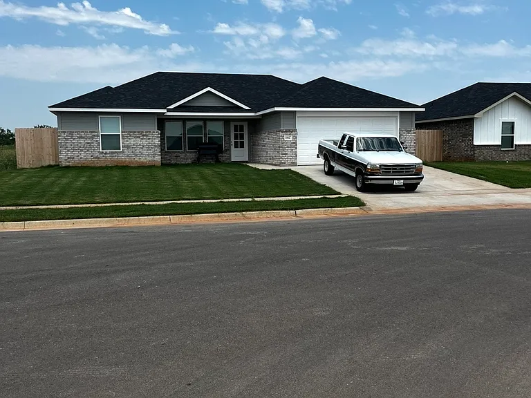 1842 Sweetwater Ln — Photo 1
