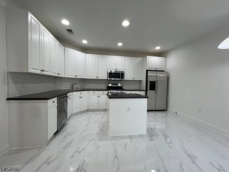 311 Kensington Ln — Photo 3