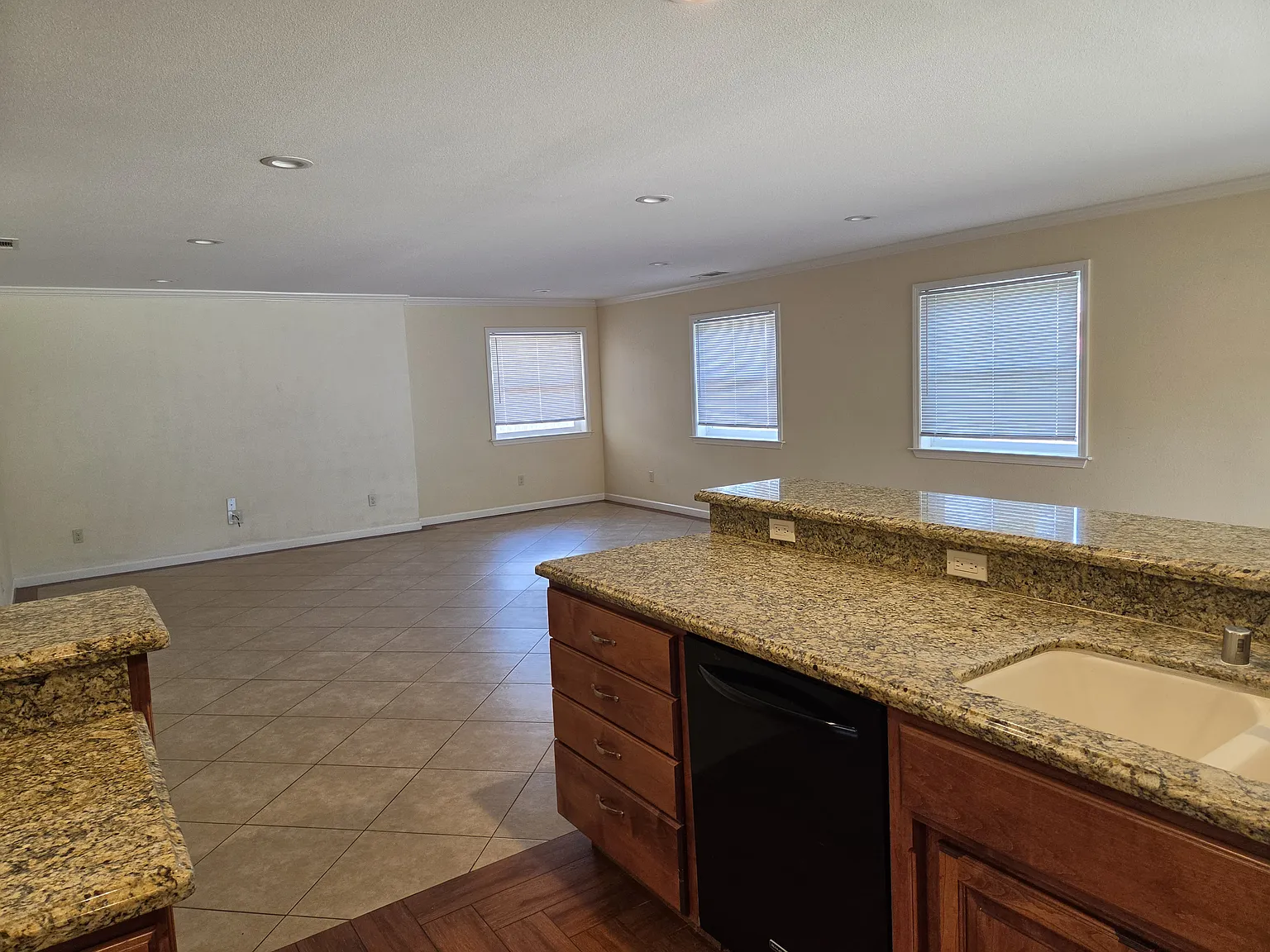 4 bed, 2.5 bath, 2300 sqft, $3,250 — Photo 3