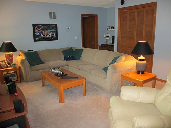 LR Also Provides Alcove for Computer
        Nook