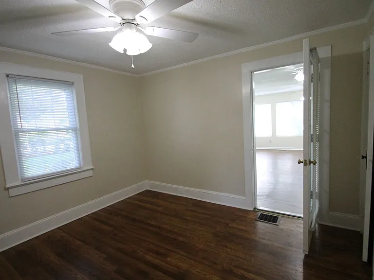 1004 Anderson Rd S — Photo 30