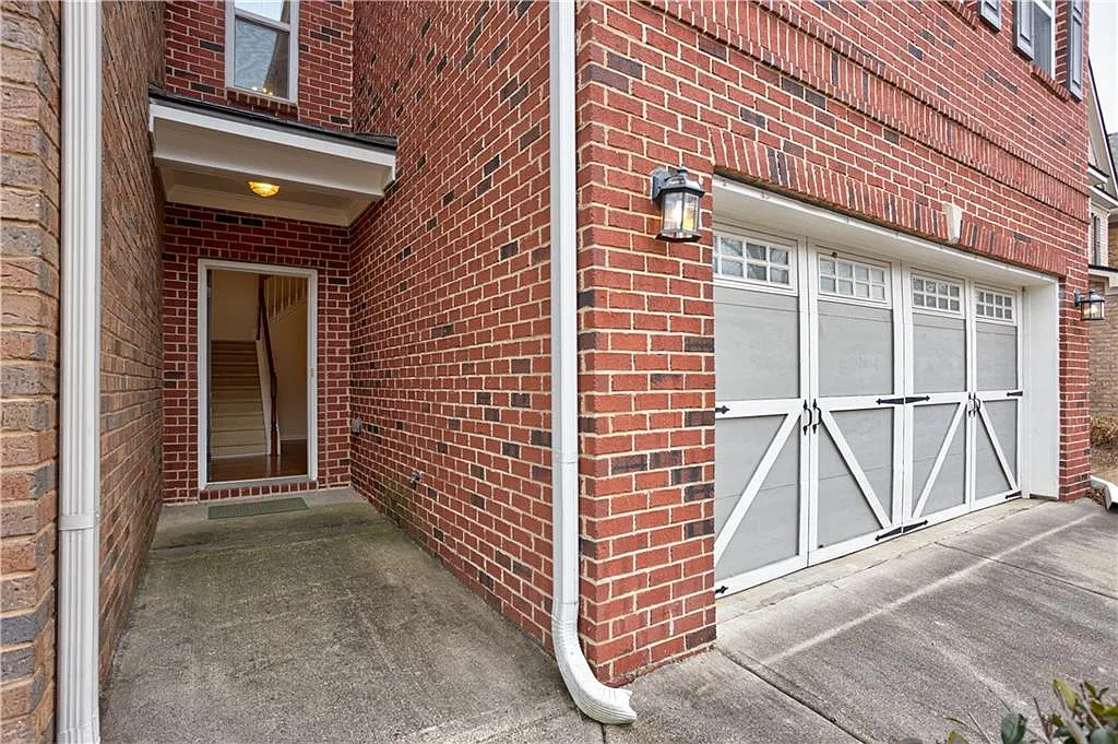 3 bed, 2.5 bath, 2443 sqft, $2,600 — Photo 3