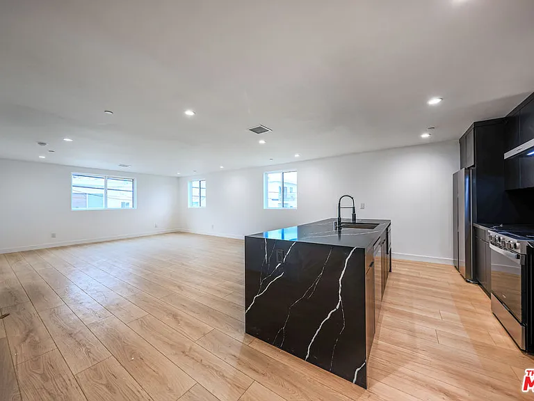 1525 S Carmelina Ave #1527 — Photo 5