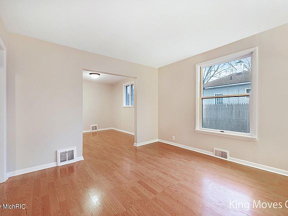5th image of 1022 Hollywood St NE