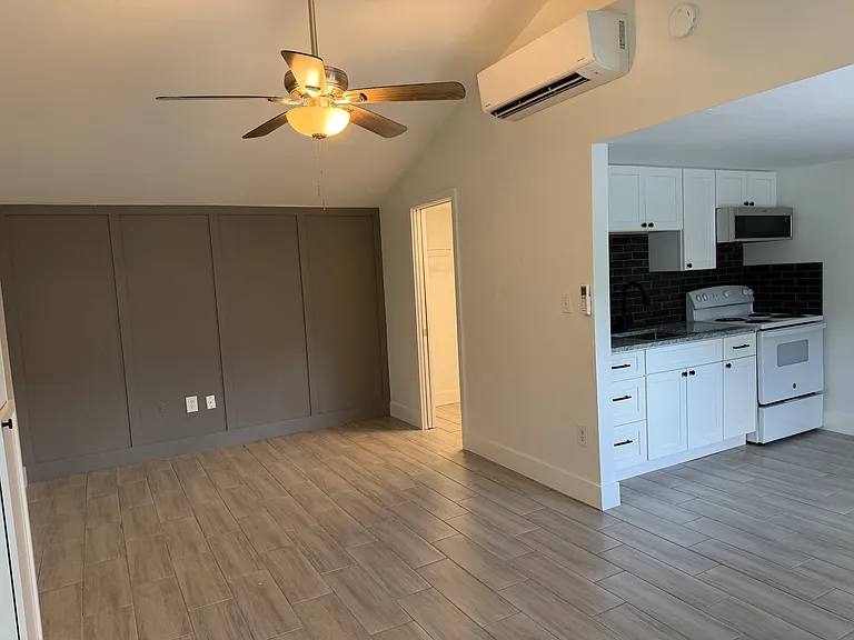 200 N Hampton Ave — Photo 3