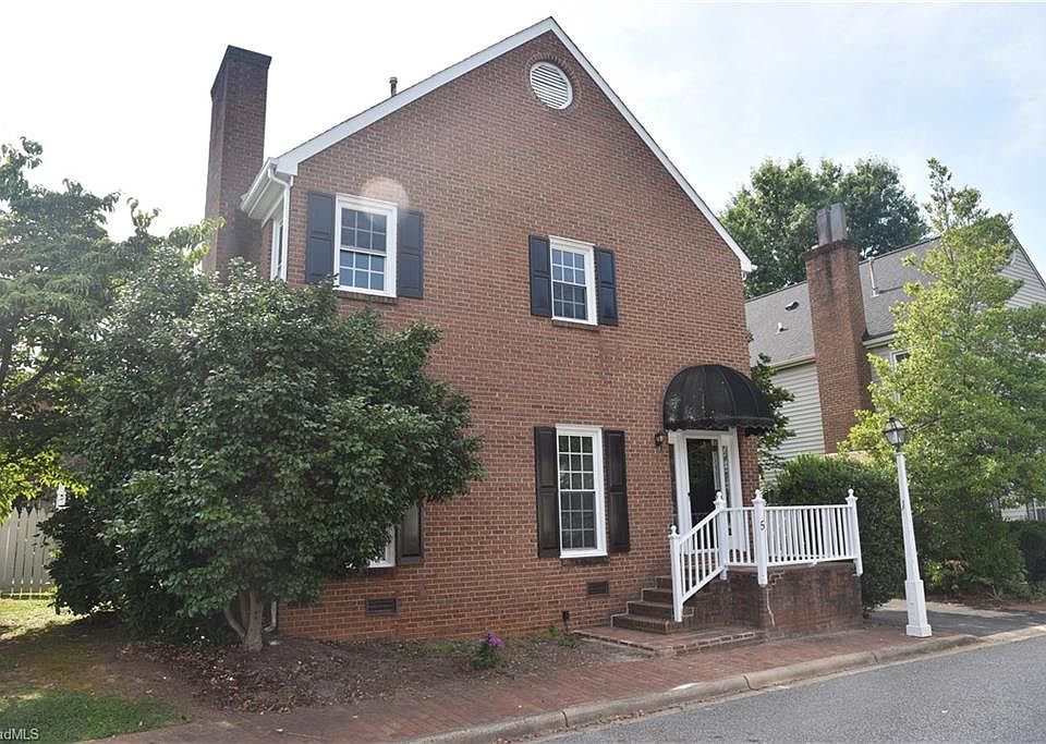 1st image of 5 Stafford Oaks Dr