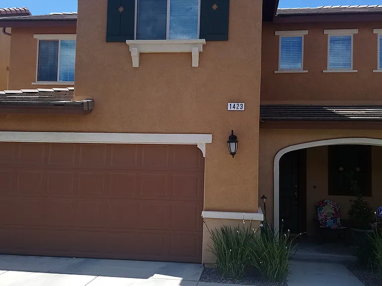 1423 Silverberry Ln — Photo 4