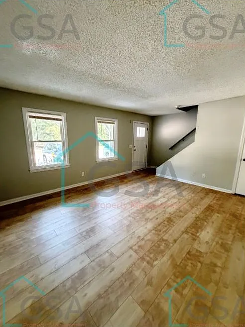 3 bed, 1.5 bath, 1200 sqft, $1,250 — Photo 1