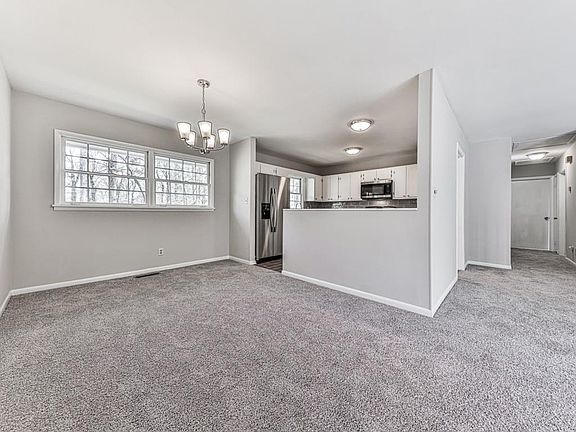5th image of 591 Woodgate Dr