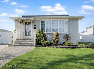 223 Amber St, Staten Island, NY 10306