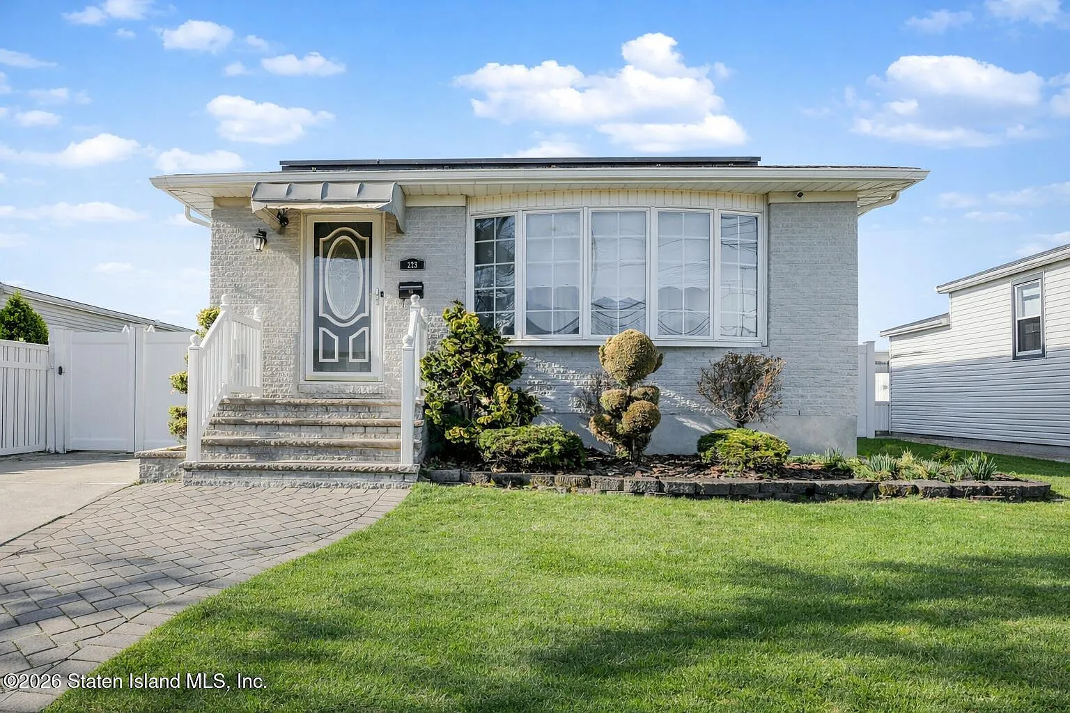 223 Amber St photo 1