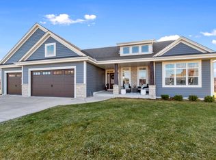 1320 Rosewood Ct, Oconomowoc, WI 53066