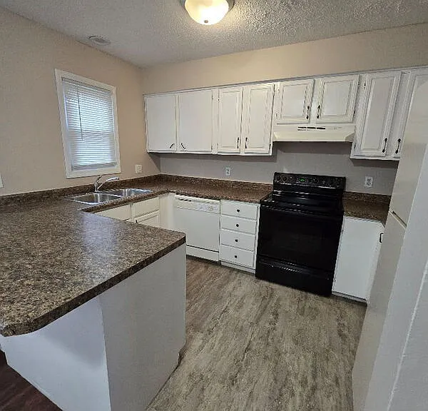 1240 Sampson St — Photo 4