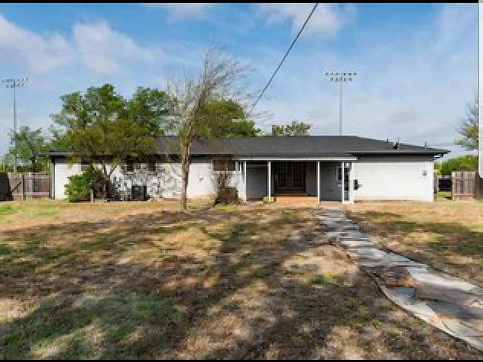 1st image of 714 Arapaho St