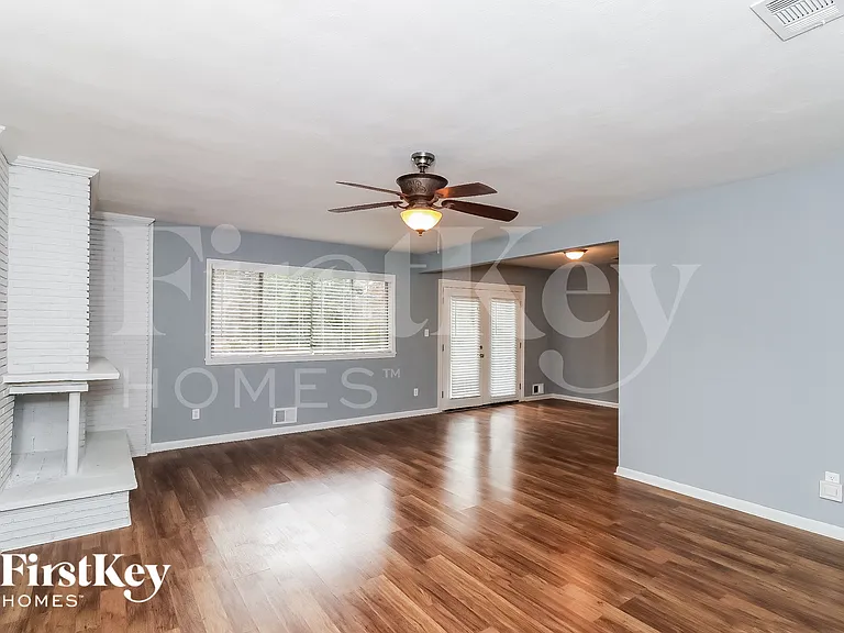 3453 Woods Dr — Photo 2