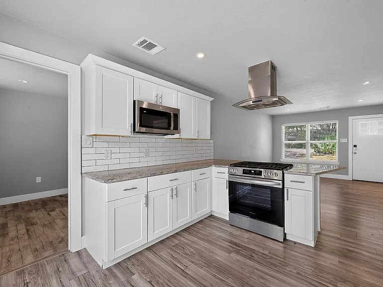 2321 Lakehurst Dr — Photo 5