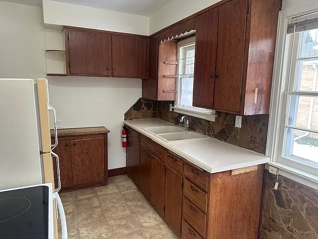 204 Sturgis St N — Photo 3