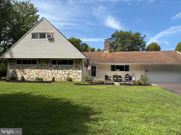 201 Snowball Dr, Levittown, PA 19056