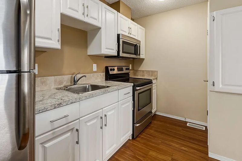 Edmonton Apartment for rent - 2 Bedrooms — photo 7