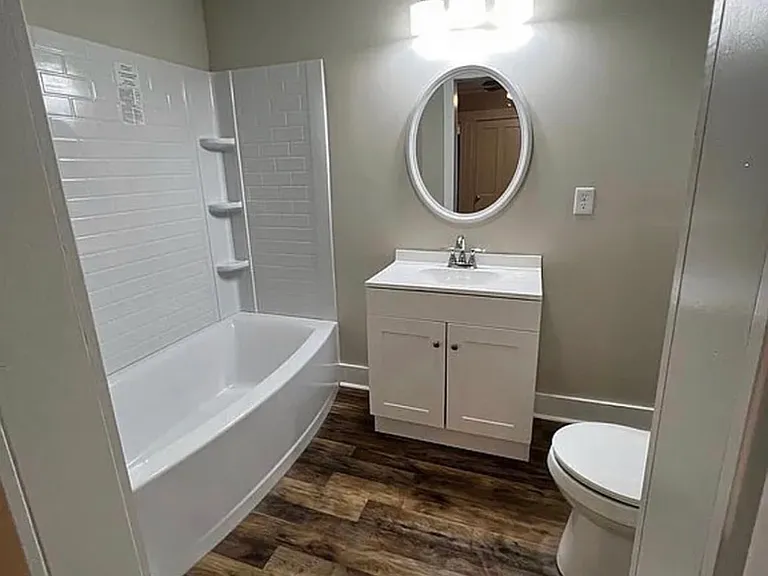 218 E Walnut St — Photo 4