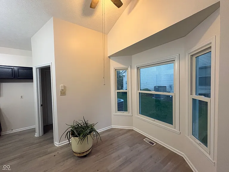 7630 Lippincott Way — Photo 7