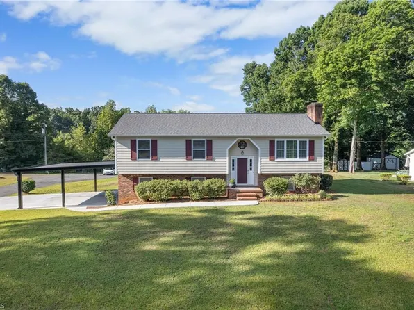 4601 Oak Park Pl, Pfafftown, NC 27040