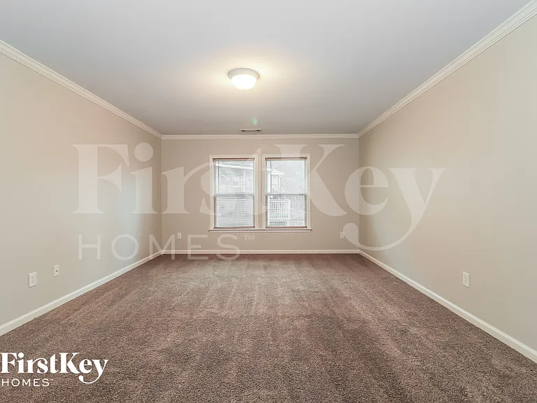 677 Longwood Pl — Photo 10