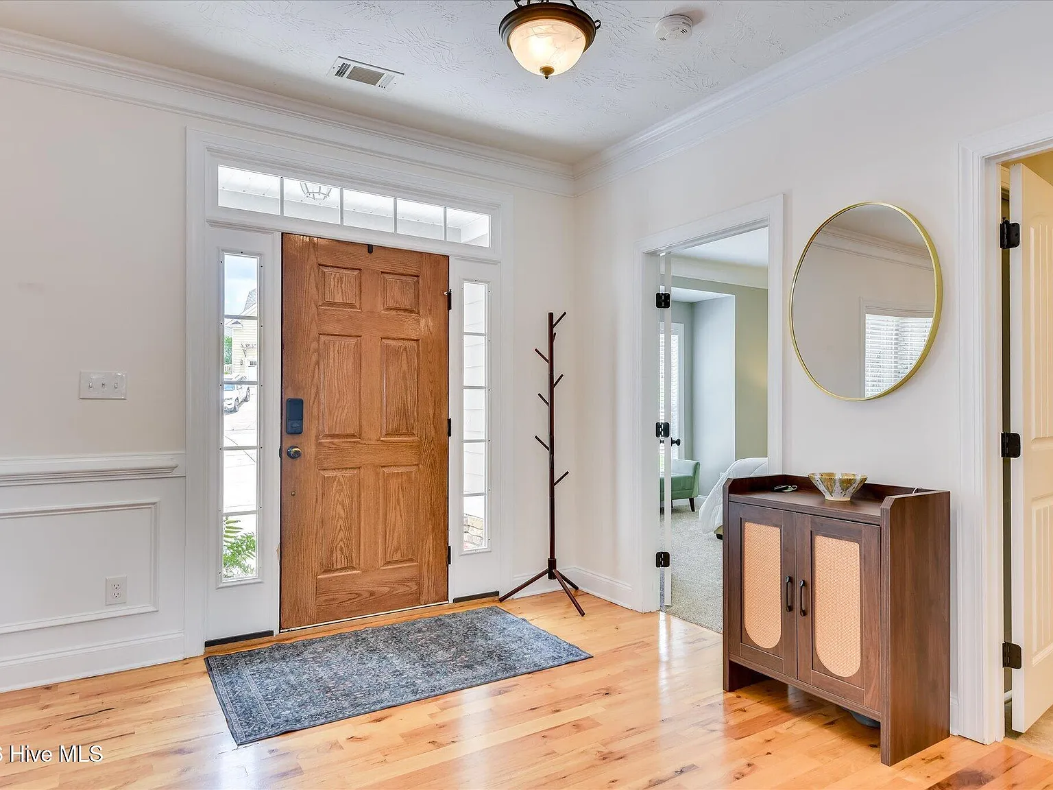 7 bed, 5.0 bath, 5153 sqft, $3,500 — Photo 3