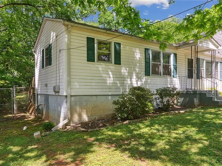 1682 Bridgeport Dr NE — Photo 3