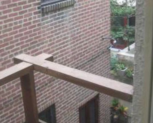 Mini balcony over blind alley