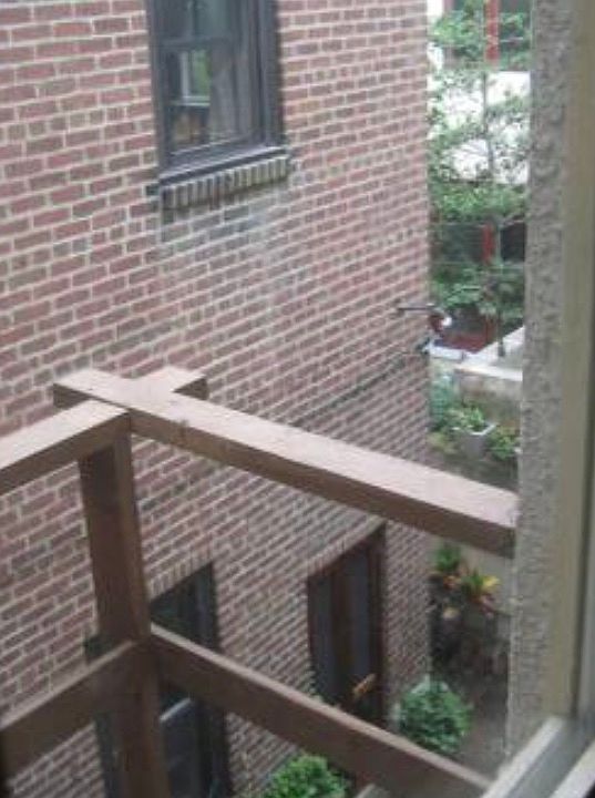 Mini balcony over blind alley