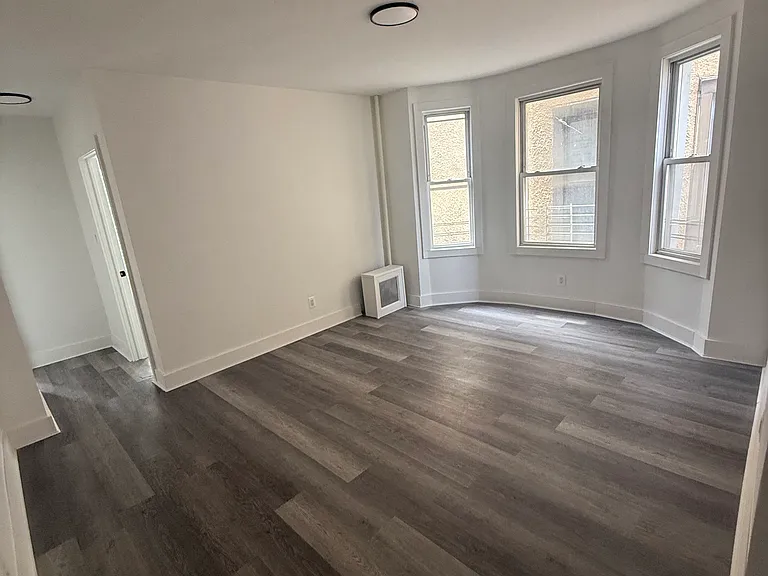 Valentine Ave — Photo 3