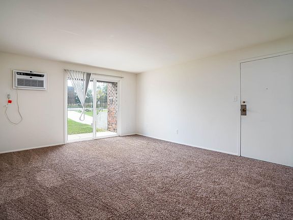 4th image of 605 W 40th Pl #A2