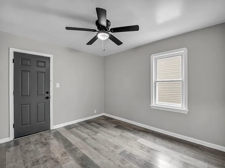 15907 Walden Ave — Photo 10