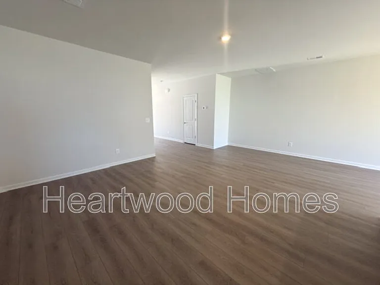 121 Bartlett Dr — Photo 9