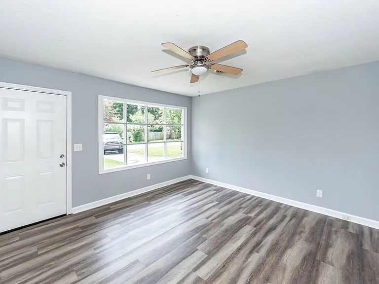 107 Greenhurst Ave — Photo 3