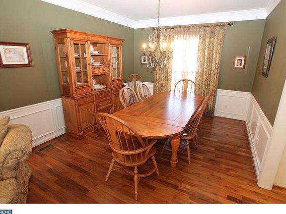 3rd image of 1 Thornbury Ln