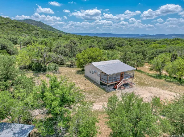 595 Hood Ln, Rio Frio, TX 78879