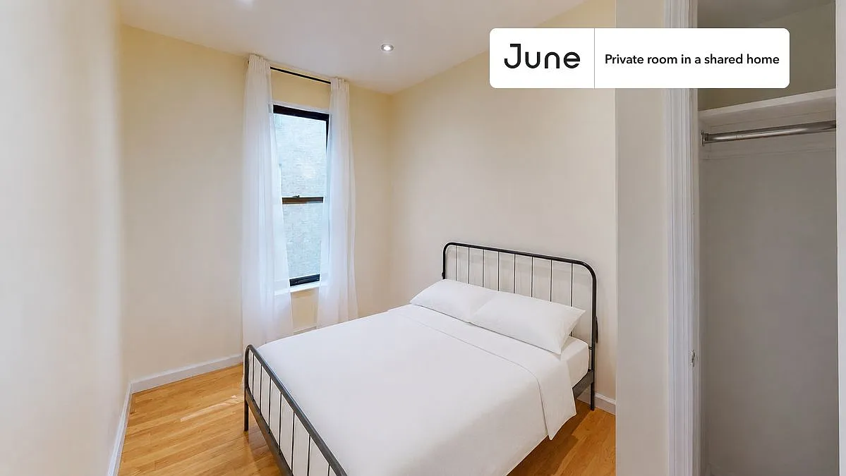 Queen bedroom in 6 bed/3 bath home in Upper West Side #1796 C — Photo 1