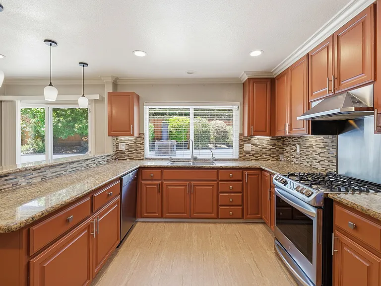 325 Goshen Ct — Photo 7