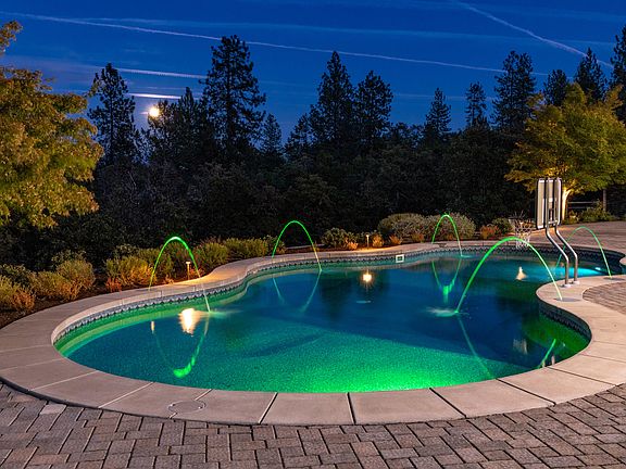 5th image of 245 Surrey Dr