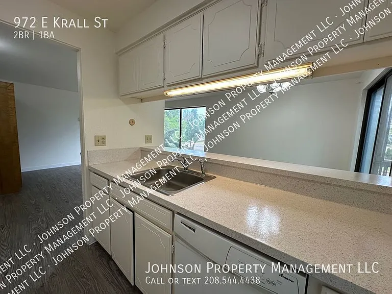 972 E Krall St — Photo 4
