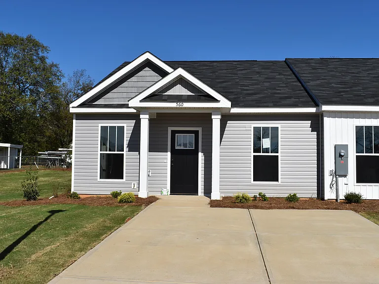 560 Hardy Point — Photo 1