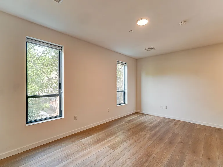 104 Howe St — Photo 34