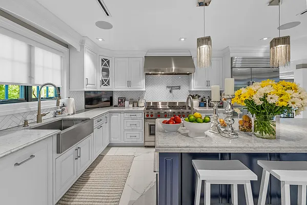 Sold by PRENDAMANO REAL ESTATE | media 17