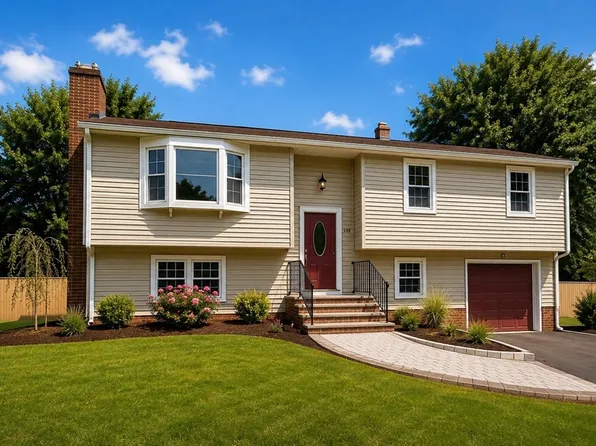 128 Evergreen Dr, Swansea, MA 02777